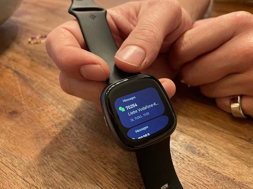 Man sieht eine eingegangene Nachricht auf der Fitbit Versa 4.